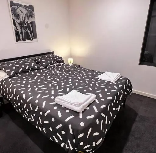 Black & White Delight - 2Bd 2Bth Apt - Braddon