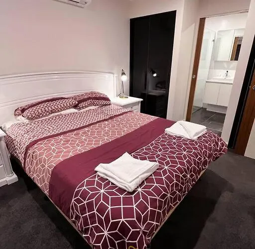 Black & White Delight - 2Bd 2Bth Apt - Braddon