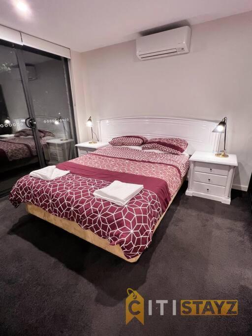 Black & White Delight - 2bd 2bth - Braddon Canberra