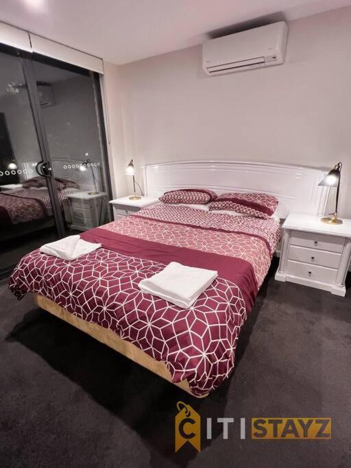 Black & White Delight - 2bd 2bth - Braddon