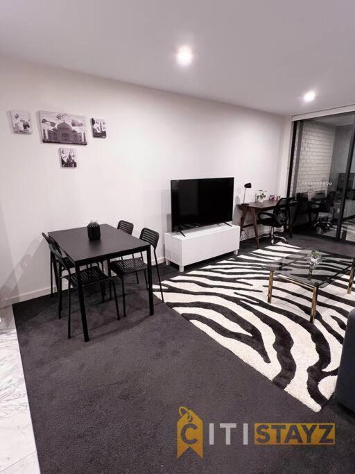 Black & White Delight - 2bd 2bth - Braddon
